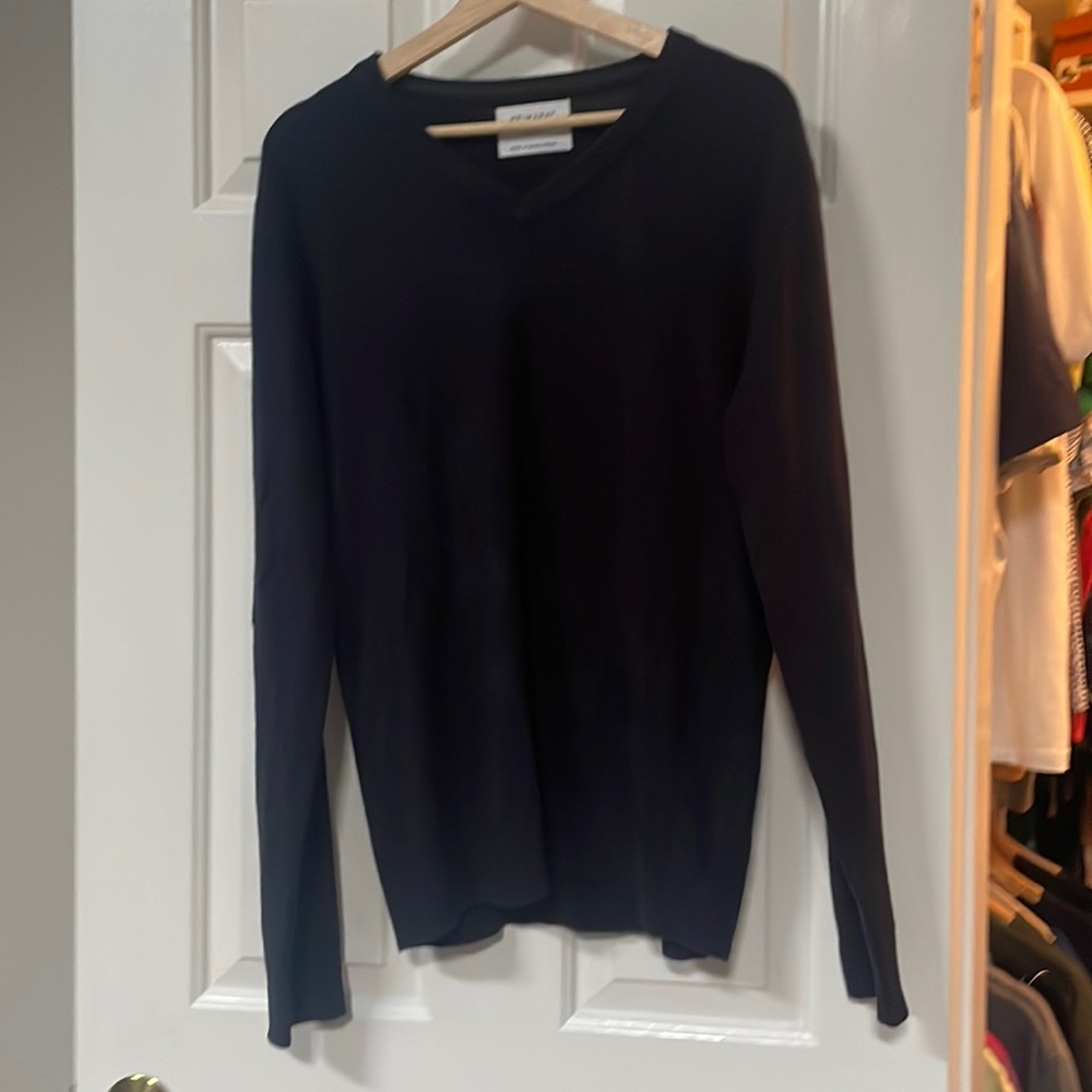 Men’s v-neck sweater